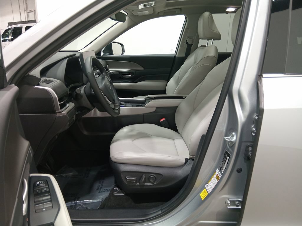 Used 2025 Toyota Grand Highlander AWD image 19