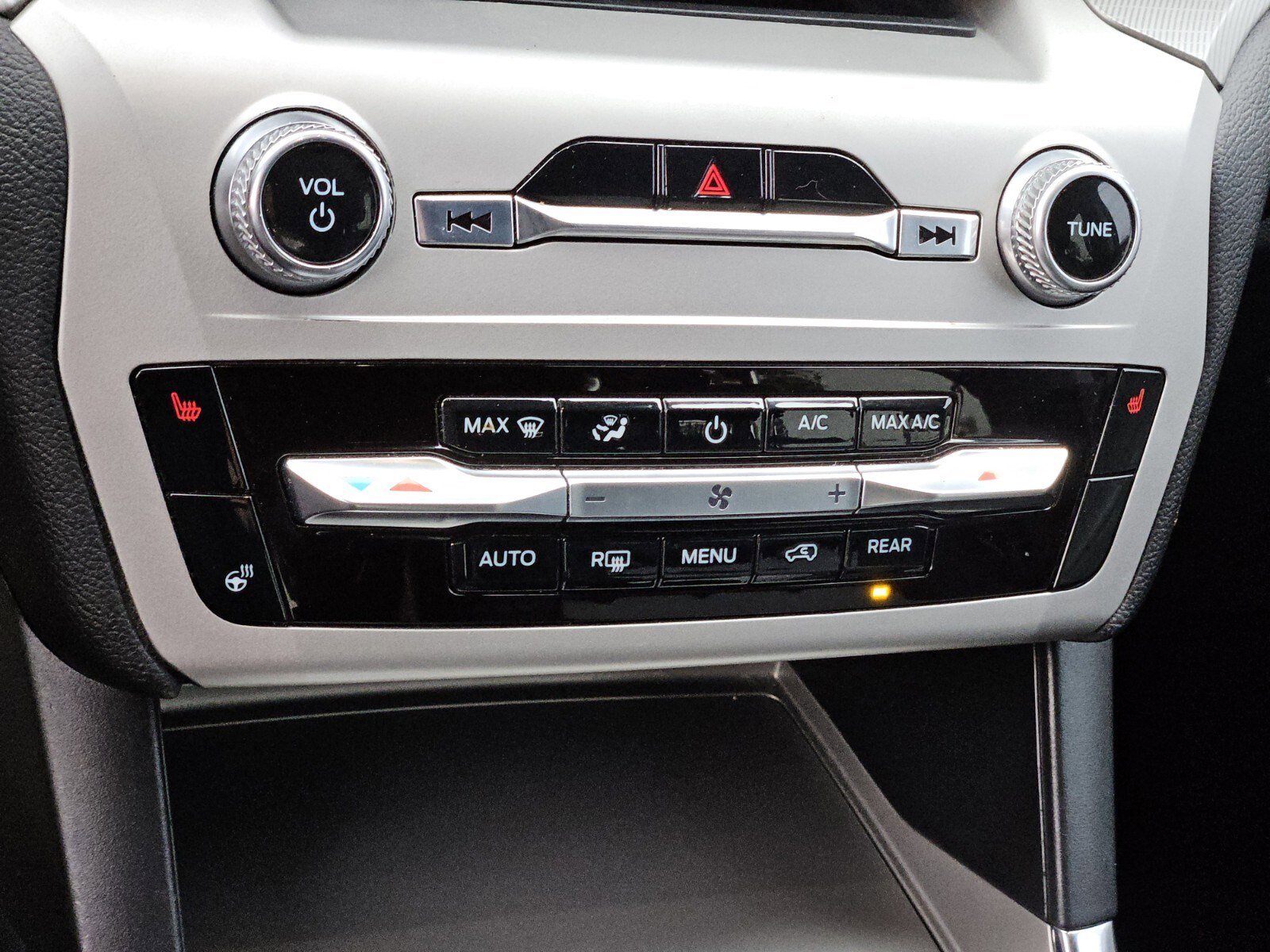 Certified 2022 Ford Explorer XLT w/ Equipment Group 202A image 23