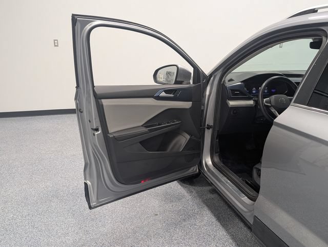 Used 2024 Volkswagen Taos SE FWD image 11
