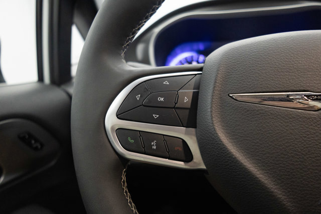Used 2025 Chrysler Pacifica Select FWD image 36