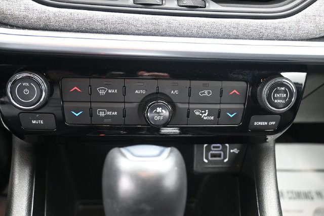 Used 2025 Jeep Compass Latitude w/ Sun & Sound Group AWD/4WD image 13