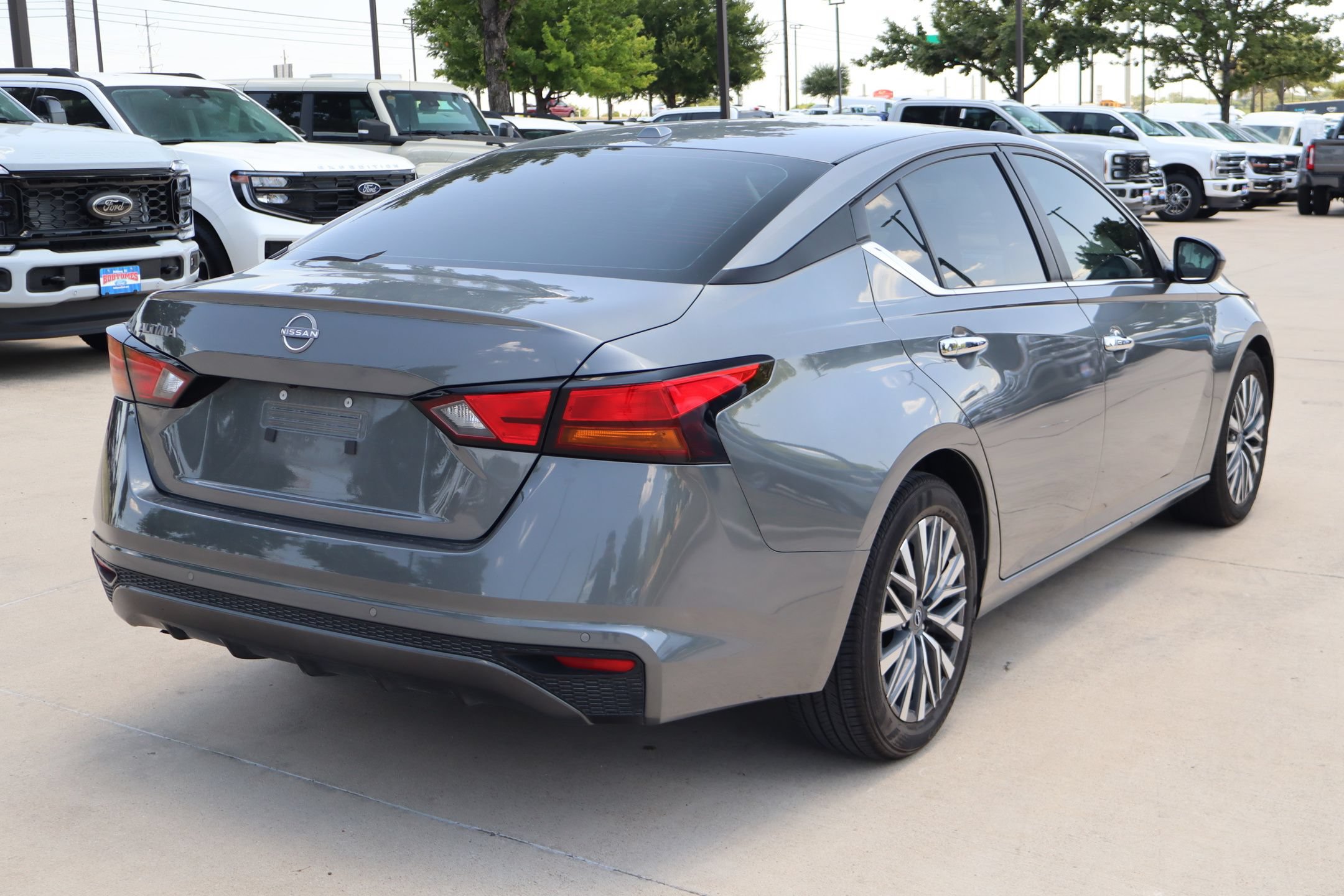Used 2025 Nissan Altima 2.5 SV FWD image 3