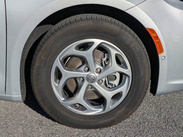 Used 2024 Chrysler Pacifica Limited FWD image 10