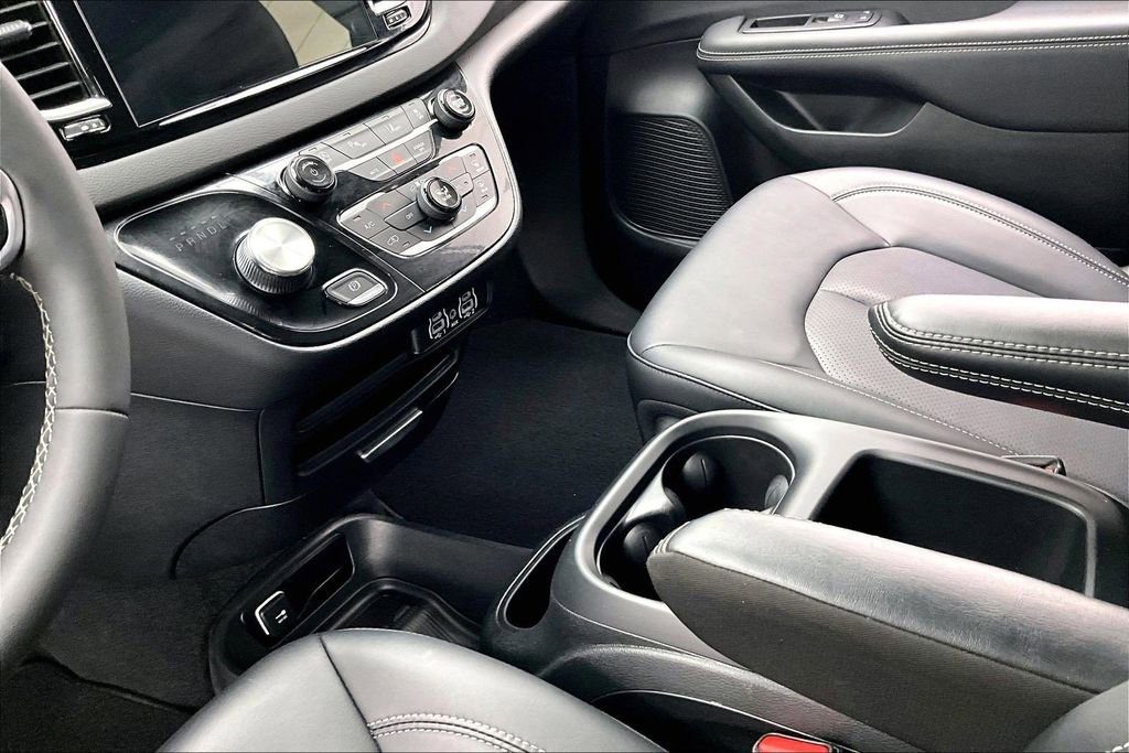 Used 2025 Chrysler Pacifica Select image 15