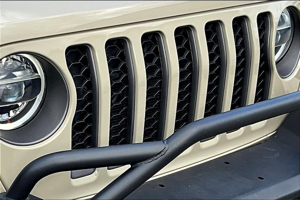 Used 2022 Jeep Gladiator Mojave w/ LED Lighting Group AWD/4WD image 34