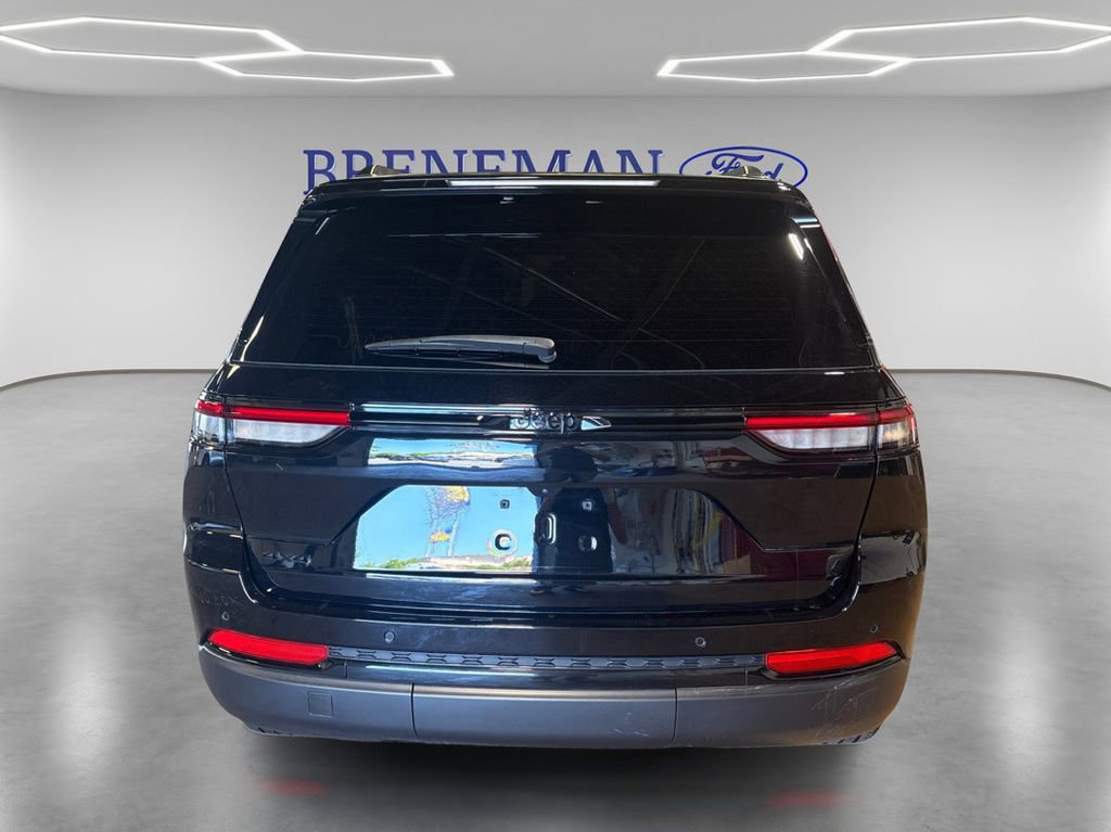 Used 2023 Jeep Grand Cherokee Altitude AWD/4WD image 6