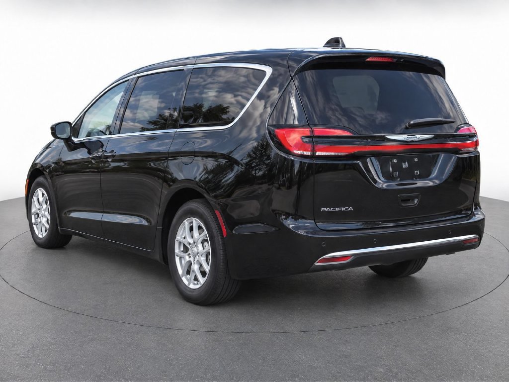 Used 2025 Chrysler Pacifica Select FWD image 4