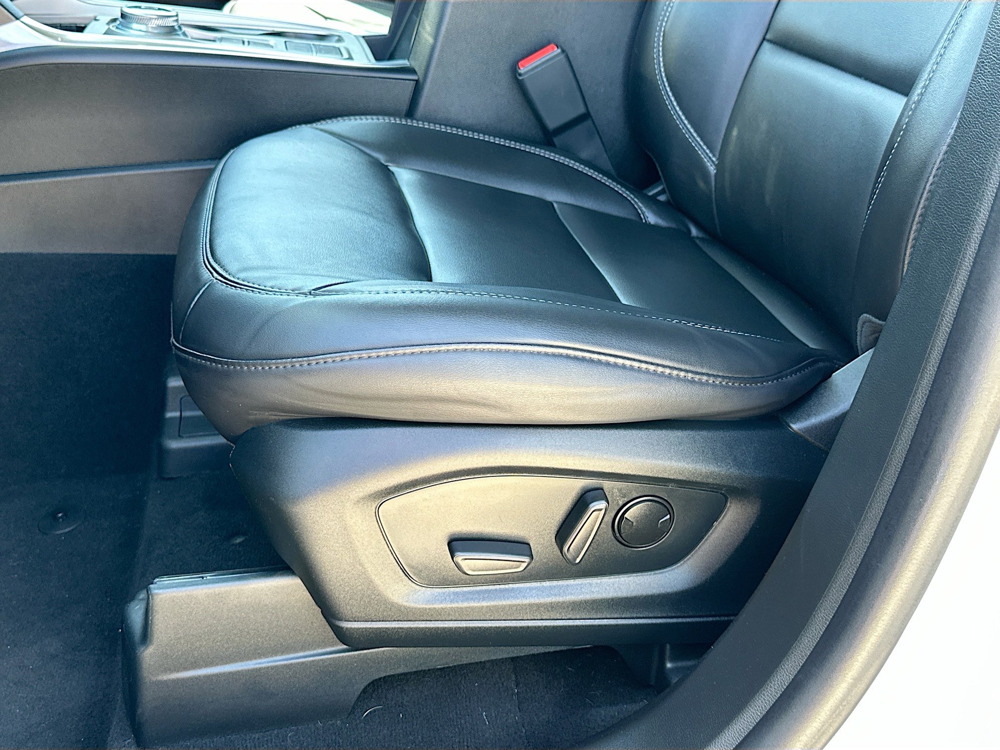Certified 2023 Ford Explorer XLT w/ Equipment Group 202A RWD image 18