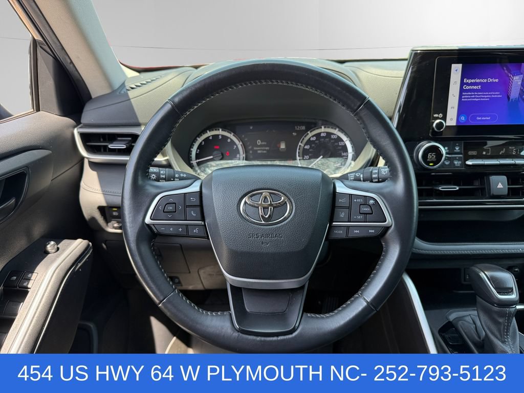 Used 2024 Toyota Highlander LE AWD/4WD image 12