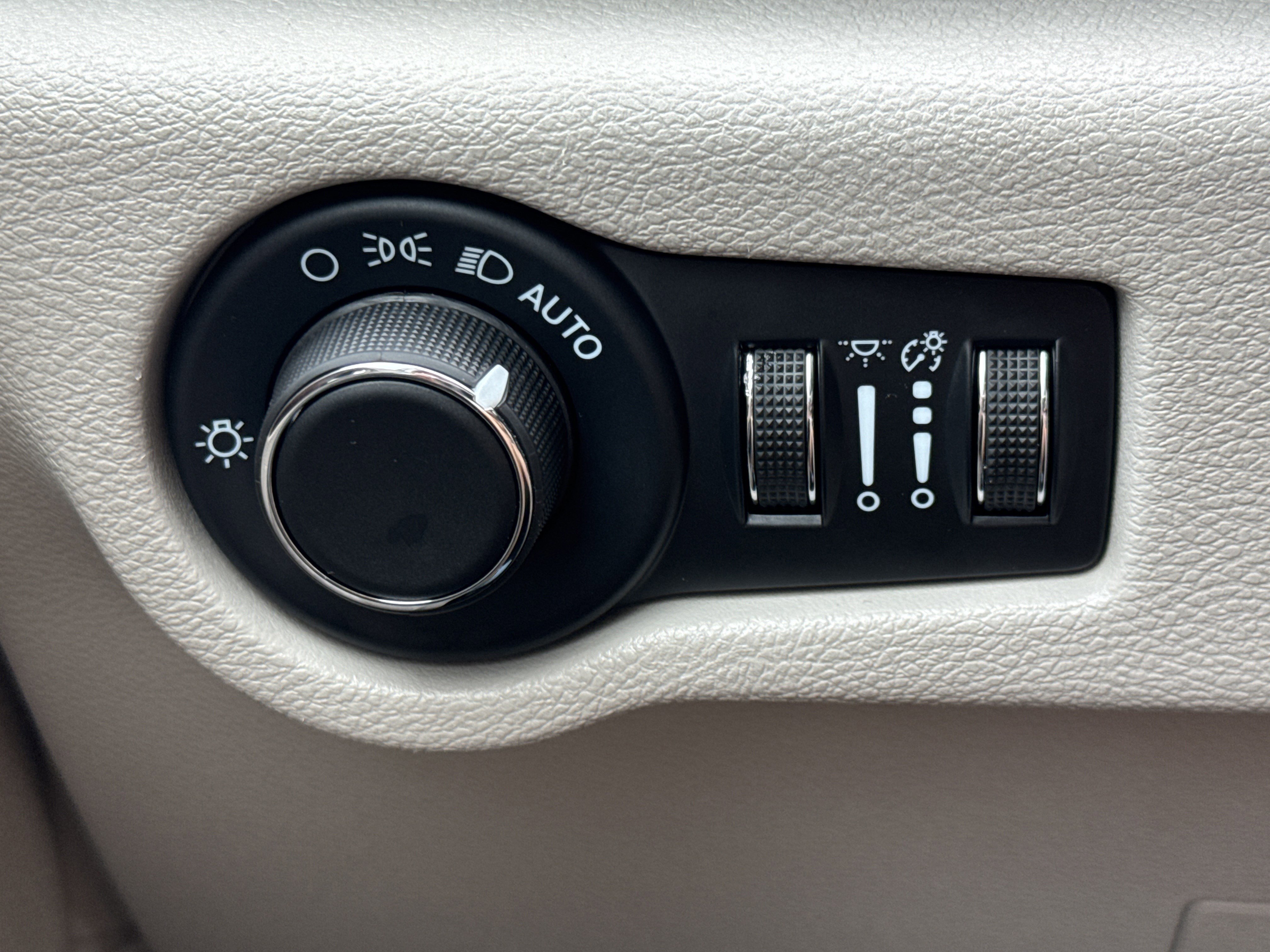 Used 2023 Chrysler Voyager LX image 21