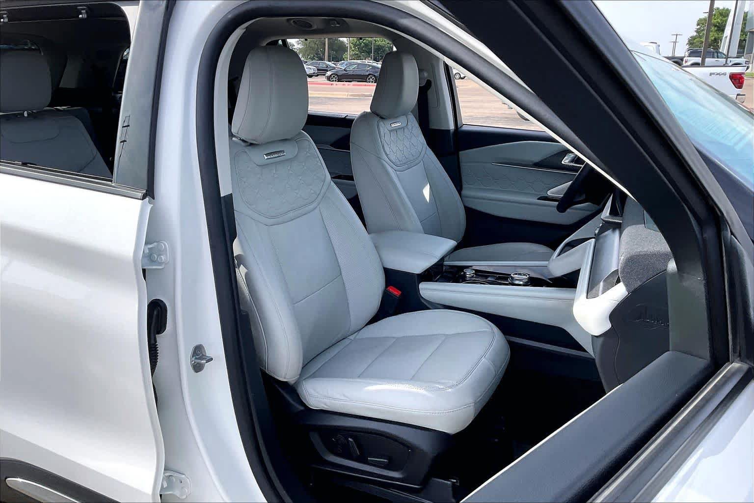 Certified 2025 Ford Explorer Platinum w/ Ultimate Package AWD/4WD image 9