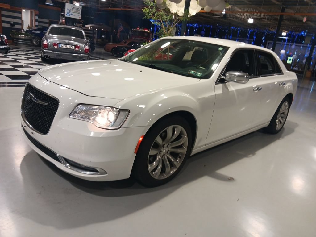 Used 2019 Chrysler 300 Limited RWD image 8