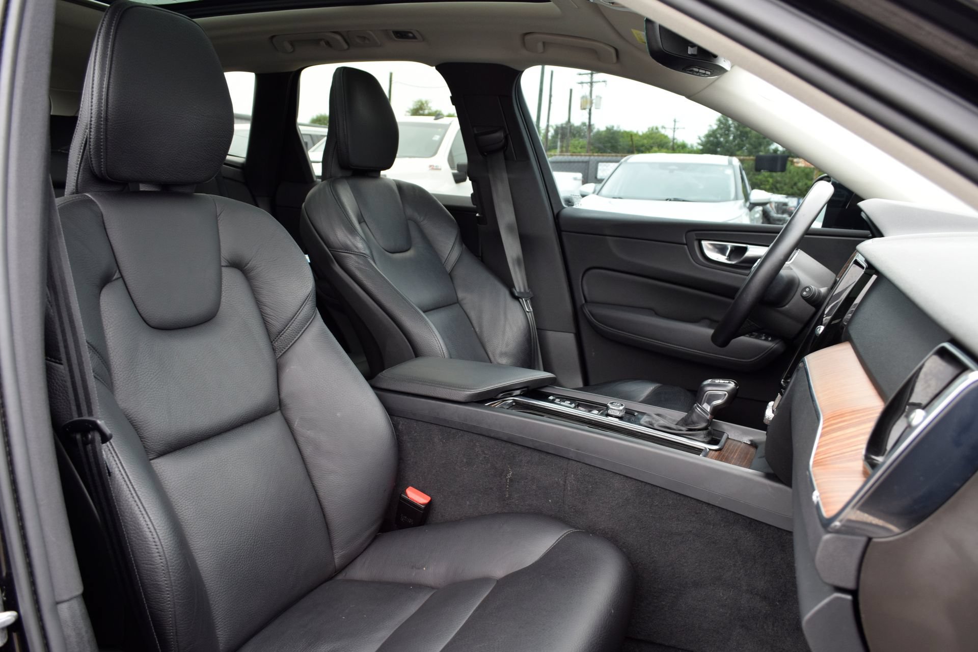 Used 2021 Volvo XC60 T5 Momentum w/ Premium Package FWD image 23