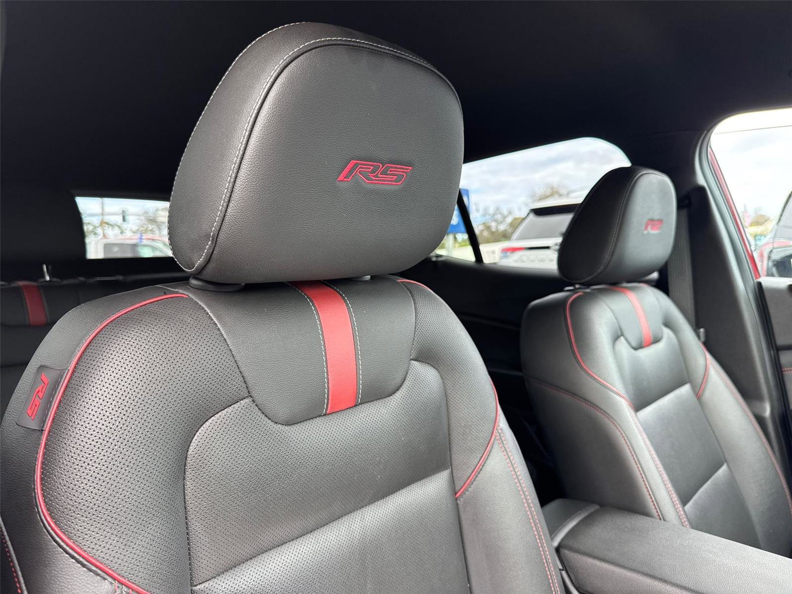 Used 2025 Chevrolet Trax RS FWD image 16