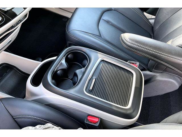 Used 2024 Chrysler Pacifica Touring-L FWD image 18