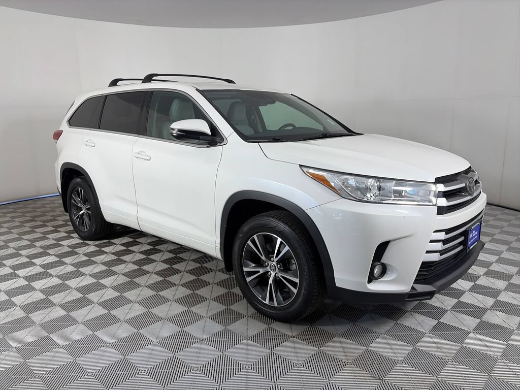 Used 2018 Toyota Highlander Plus w/ Carpet Mat Package (TMS) AWD/4WD image 1