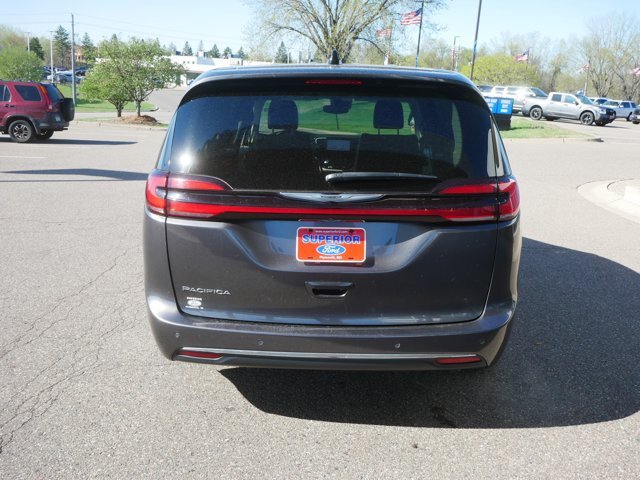 Used 2023 Chrysler Pacifica Touring-L FWD image 6