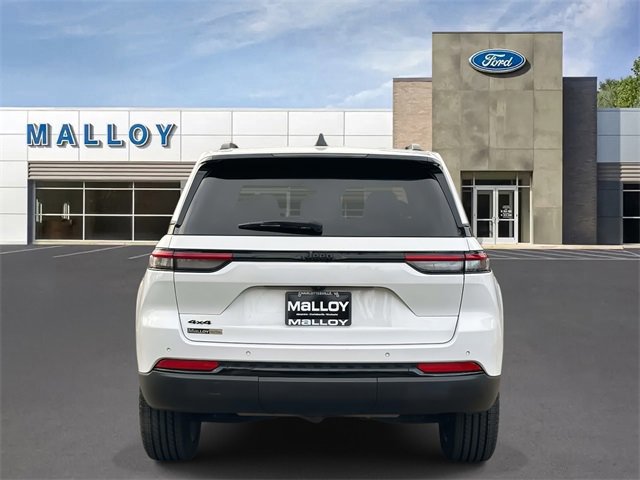 Used 2023 Jeep Grand Cherokee Altitude image 4