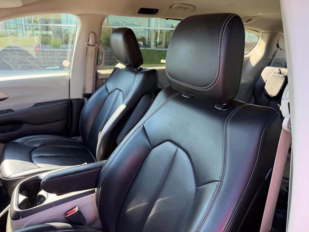 Used 2023 Chrysler Pacifica Touring-L FWD image 10