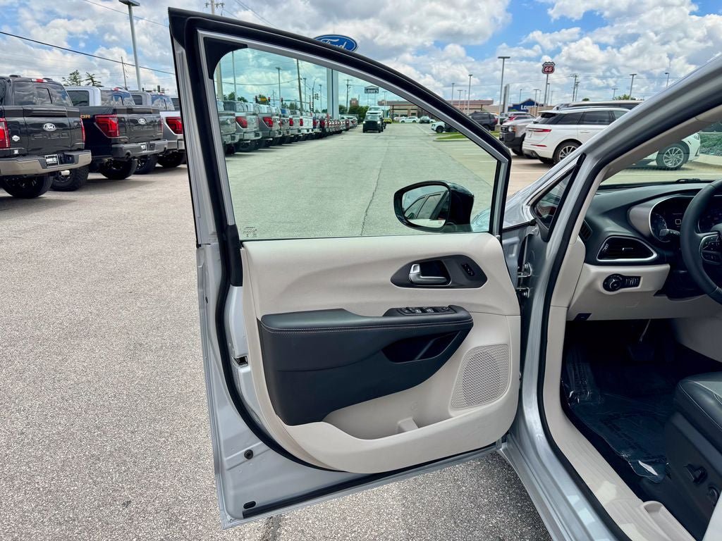 Used 2024 Chrysler Pacifica Touring-L FWD image 12