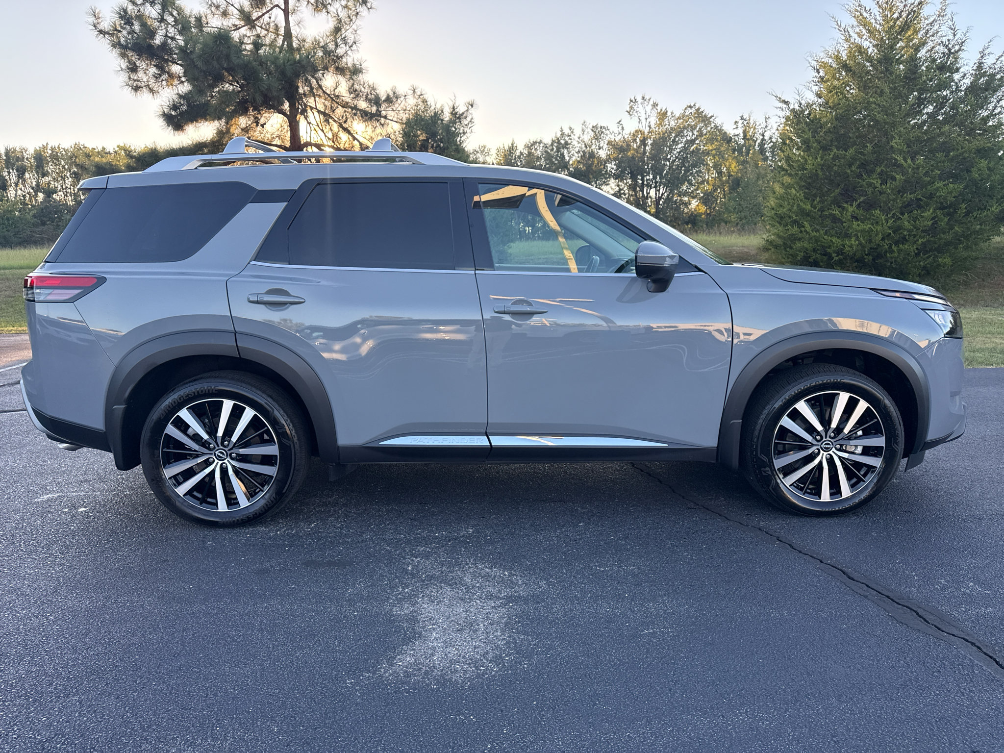 Used 2025 Nissan Pathfinder Platinum w/ Black Appearance Package FWD image 8