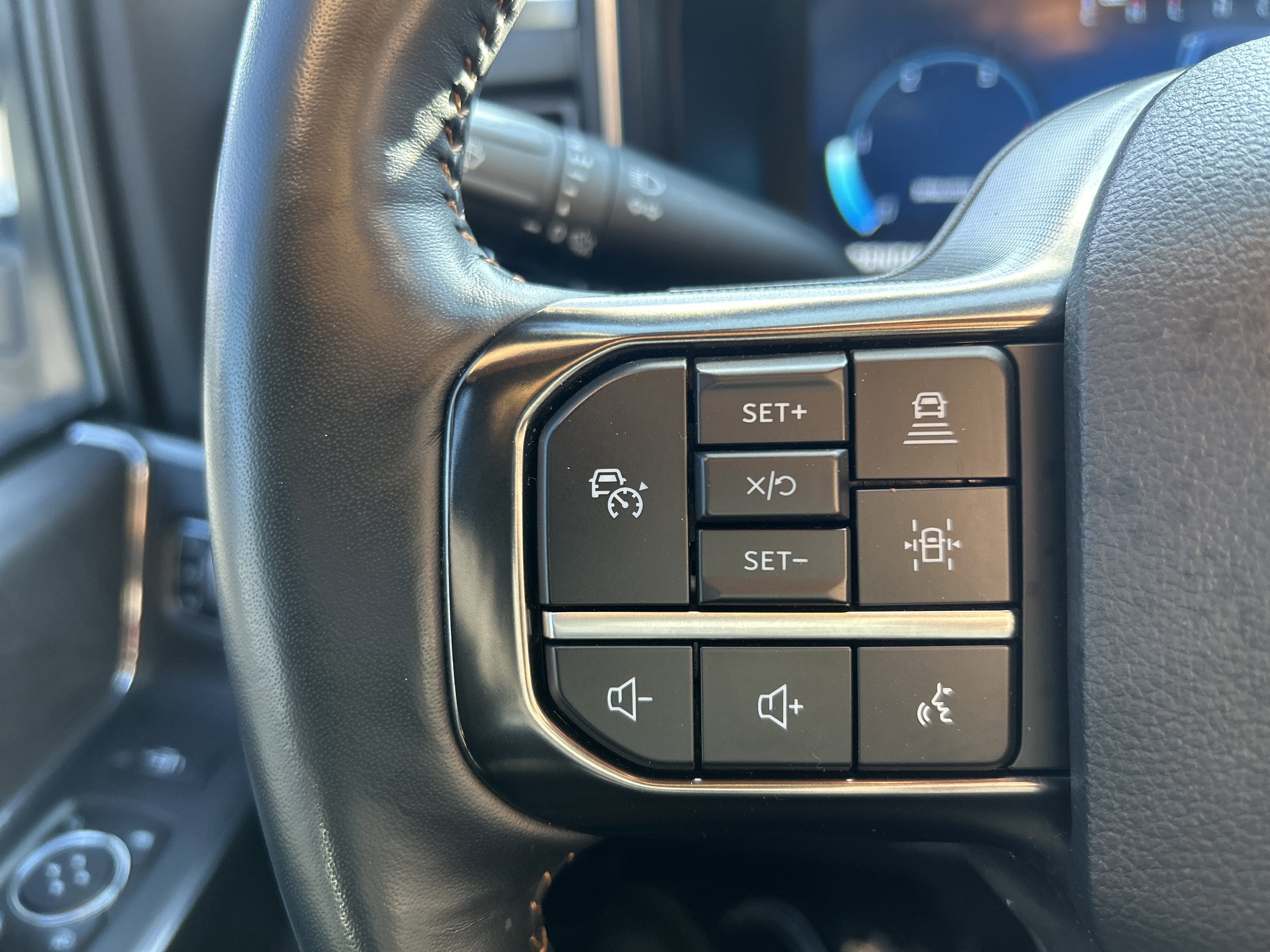 Certified 2024 Ford F350 Platinum w/ Tremor Off-Road Package image 17