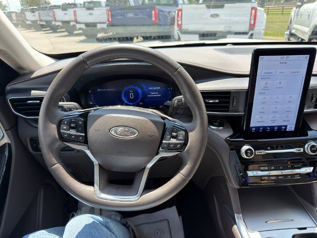 Certified 2023 Ford Explorer Platinum w/ Technology Package AWD/4WD image 16