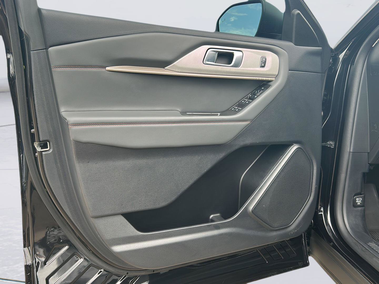 Certified 2025 Ford Explorer Active RWD image 8