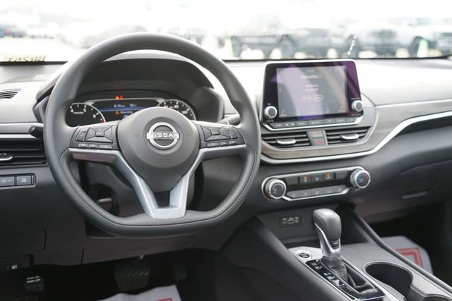 Used 2025 Nissan Altima 2.5 SV FWD image 10