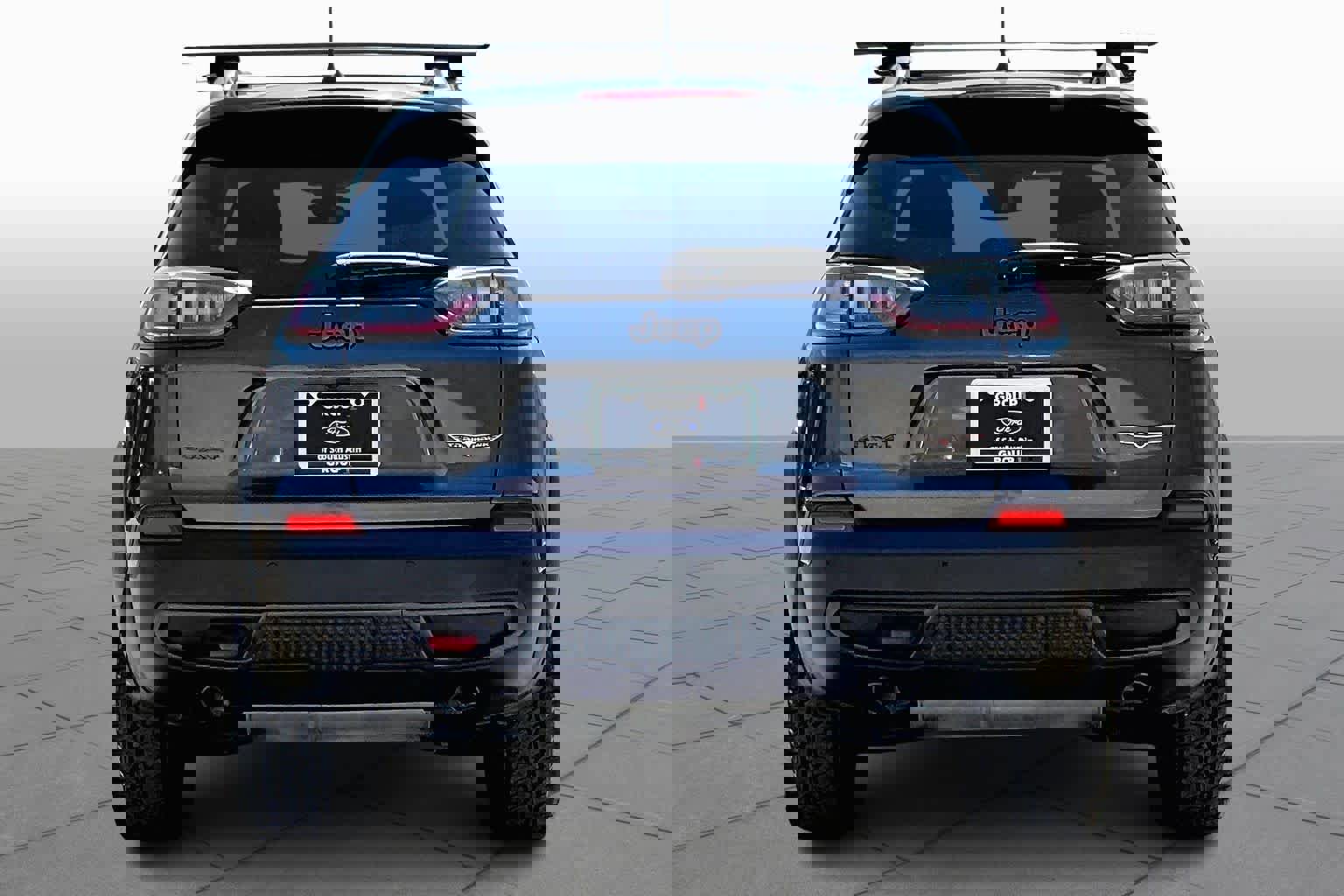 Used 2019 Jeep Cherokee Trailhawk w/ Comfort/Convenience Group AWD/4WD image 2