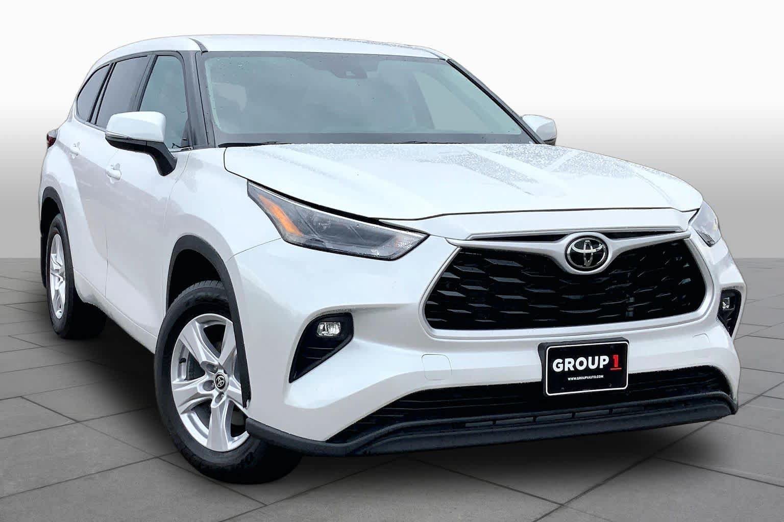 Used 2025 Toyota Highlander LE AWD/4WD image 3