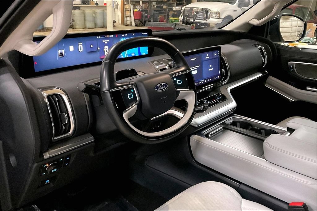 Certified 2025 Ford Expedition Max Platinum w/ Driver's Package AWD/4WD image 13