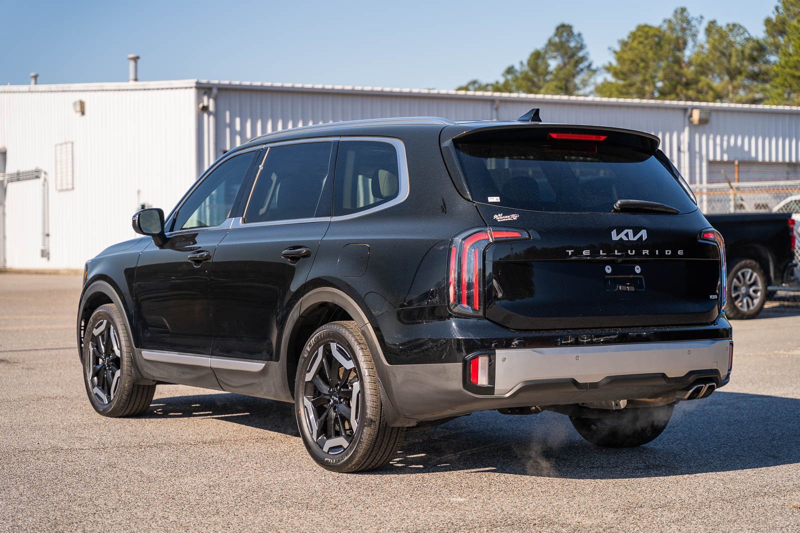 Used 2023 Kia Telluride EX w/ EX Captain's Chair Package image 3