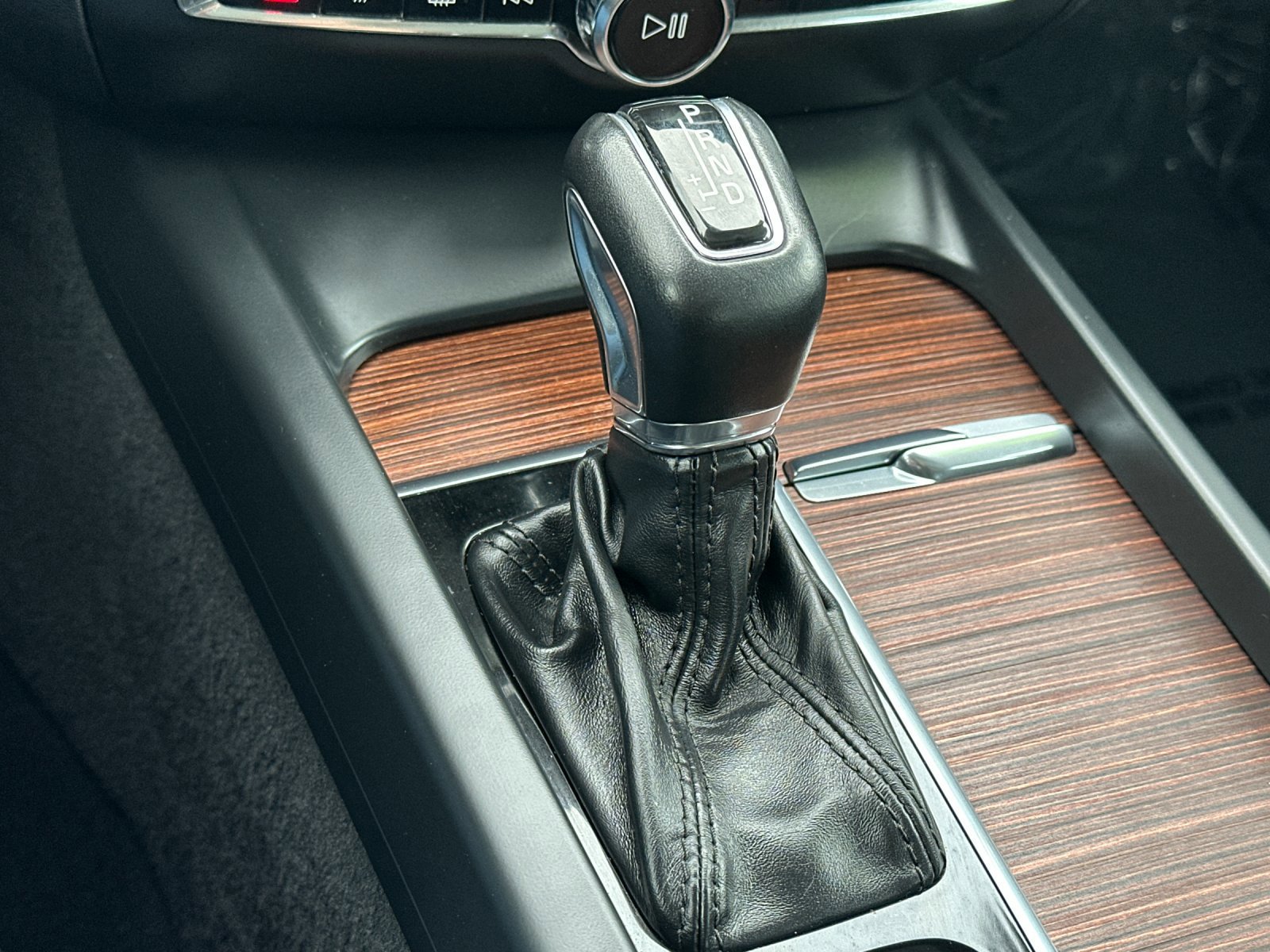 Used 2021 Volvo S60 T5 Momentum w/ Advanced Package image 21