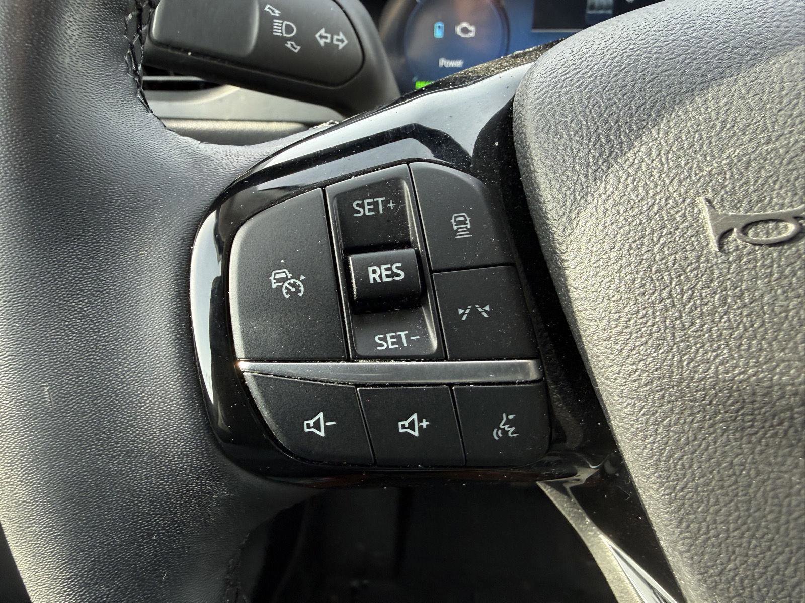 Certified 2025 Ford Escape SE w/ PHEV Premium Package image 16