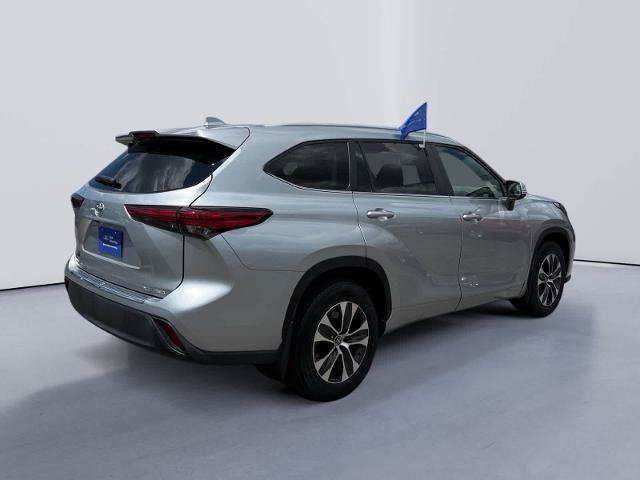 Used 2023 Toyota Highlander XLE AWD/4WD image 5