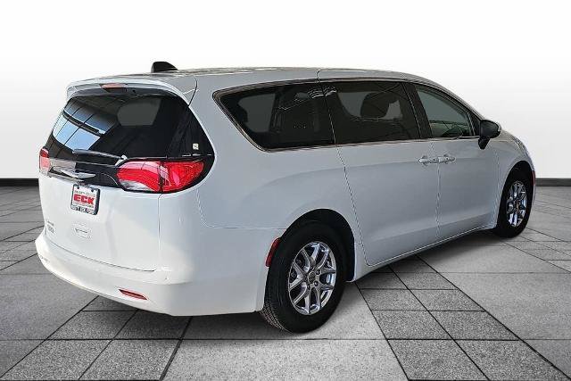 Used 2023 Chrysler Voyager LX FWD image 5