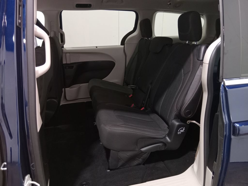 Used 2019 Chrysler Pacifica Touring Plus w/ Tire & Wheel Group FWD image 15