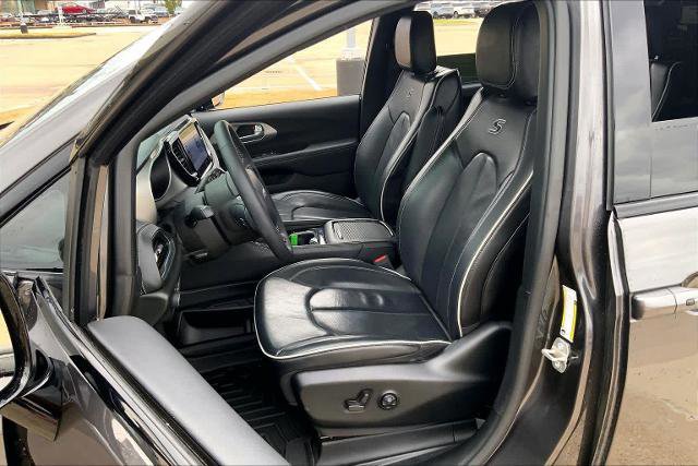 Used 2023 Chrysler Pacifica Limited w/ S Appearance Package image 9
