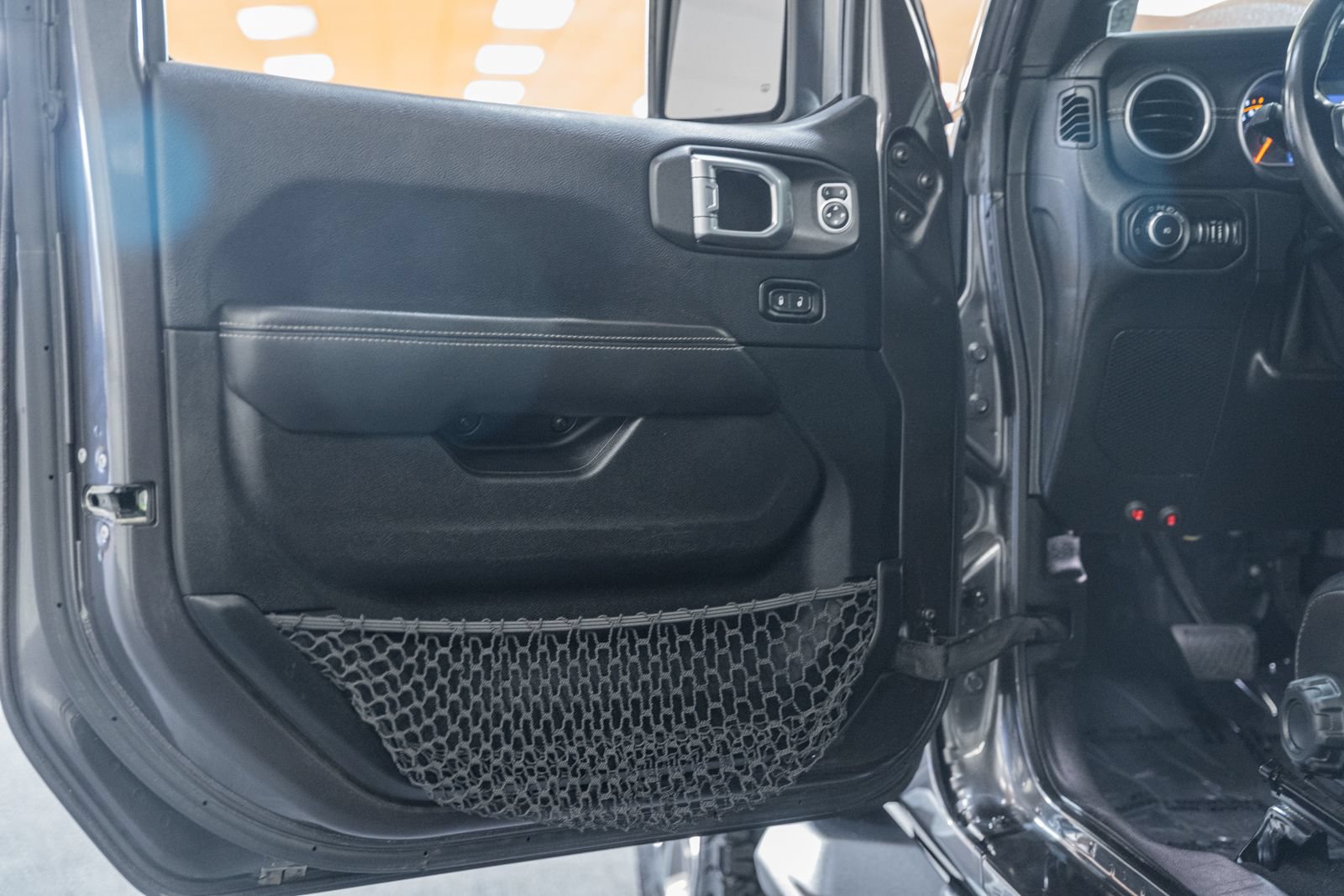Used 2018 Jeep Wrangler Unlimited Sahara AWD/4WD image 45