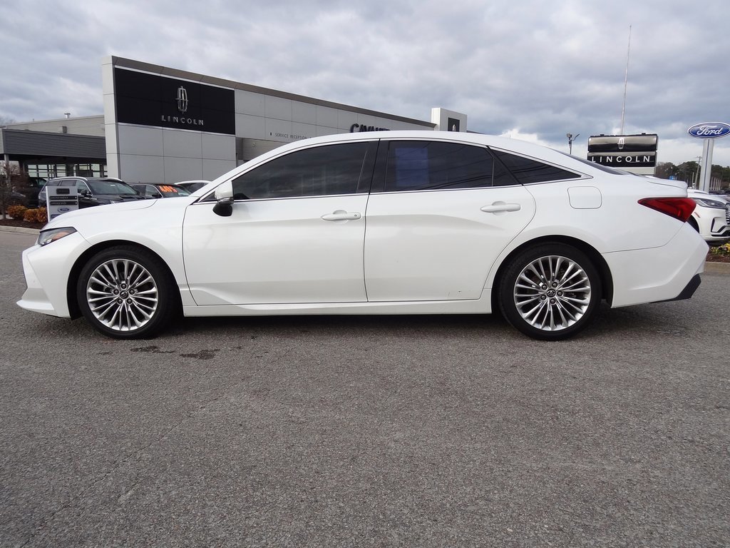 Used 2019 Toyota Avalon Limited image 2