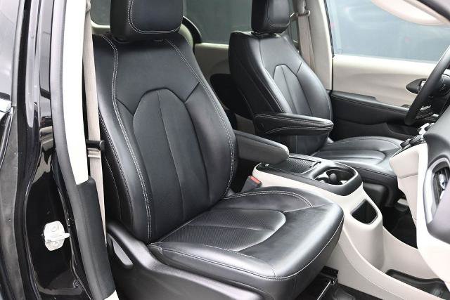 Used 2024 Chrysler Pacifica Touring-L FWD image 12