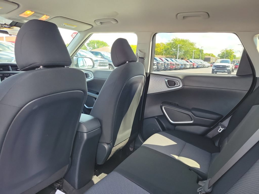 Used 2025 Kia Soul LX w/ LX Technology Package FWD image 16