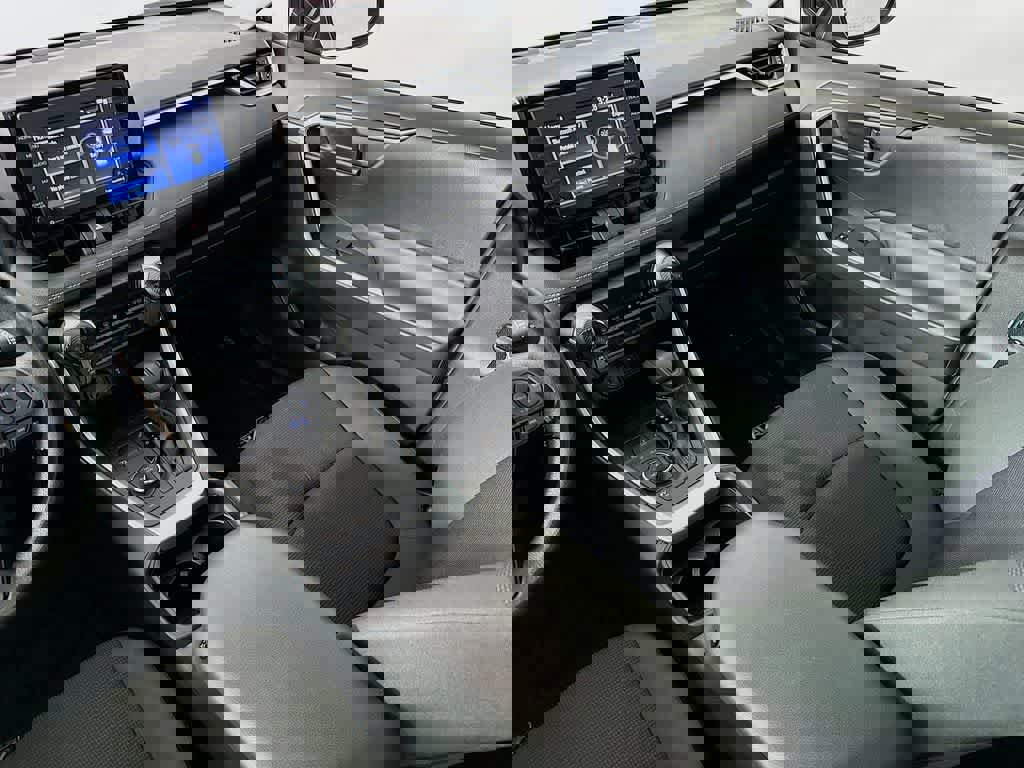 Used 2021 Toyota RAV4 LE image 14