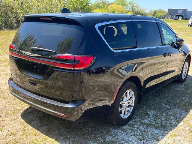 Used 2025 Chrysler Pacifica Select FWD image 3