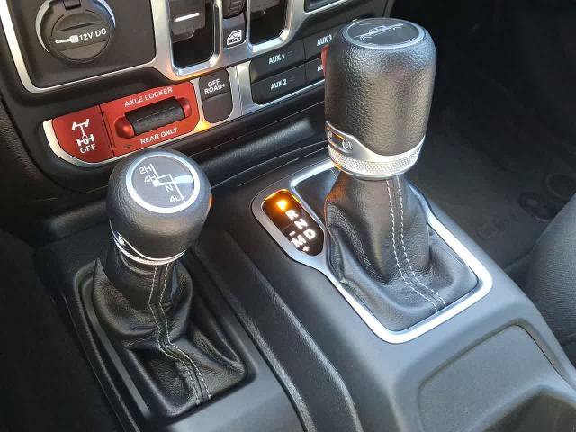 Used 2025 Jeep Gladiator Mojave w/ Convenience Group AWD/4WD image 18