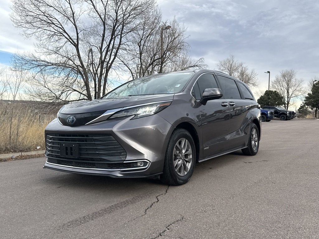 Used 2021 Toyota Sienna XLE image 3