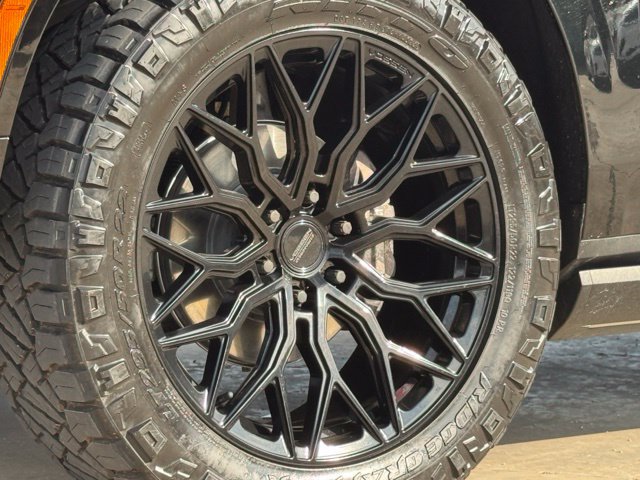 Used 2025 GMC Yukon AT4 Ultimate AWD/4WD image 14