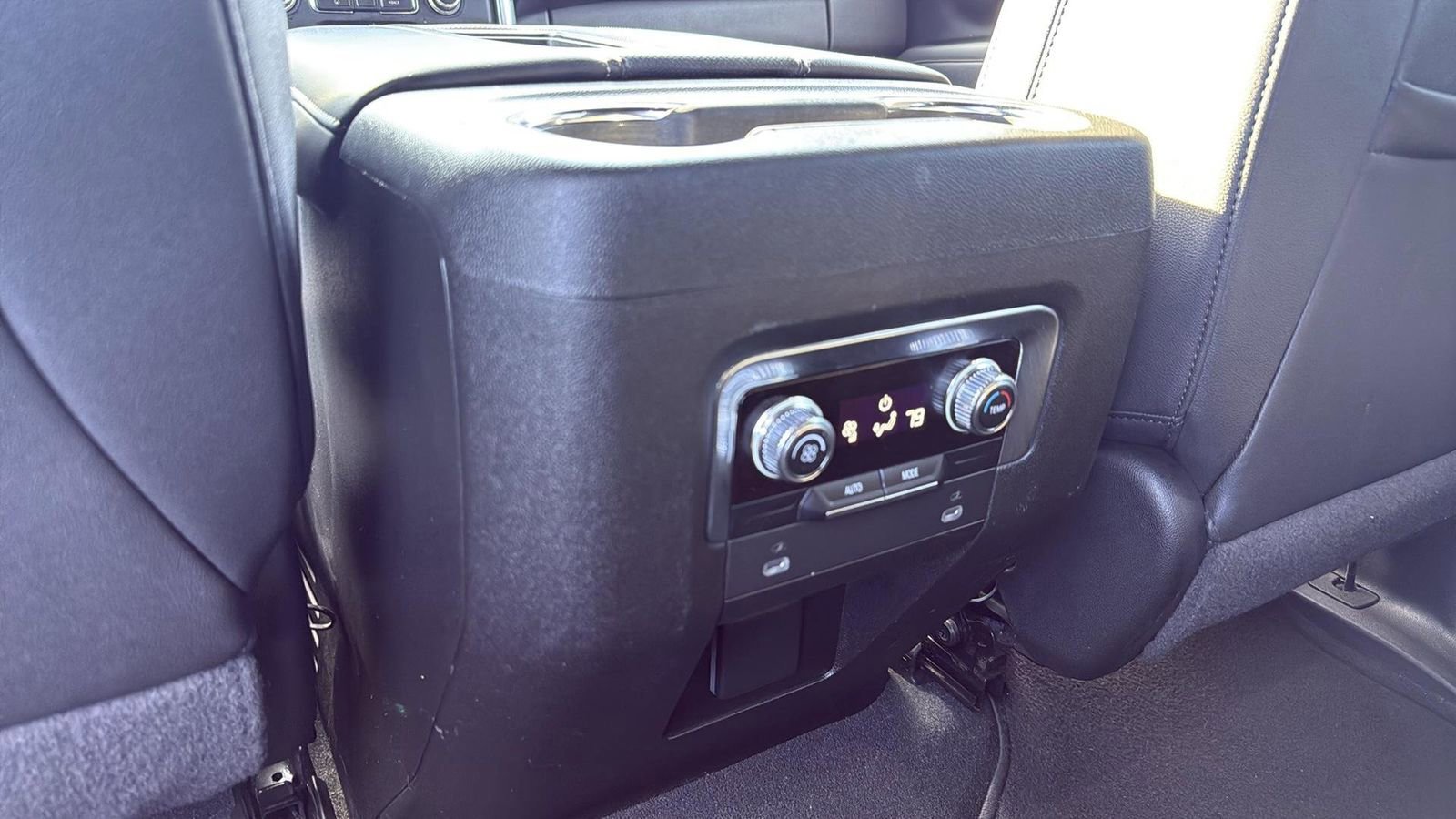 Used 2023 GMC Yukon XL SLT image 25