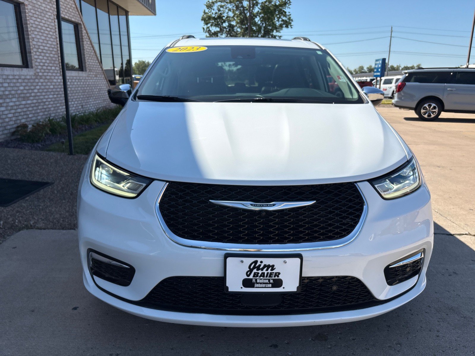 Used 2023 Chrysler Pacifica Limited AWD/4WD image 7